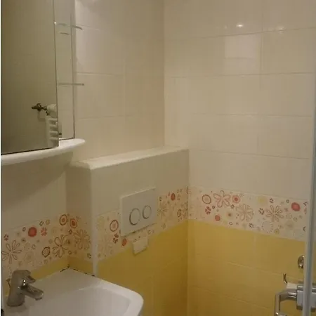 Colorful City Center Apartment - Parking Available