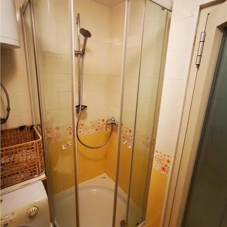 Apartment Colorful City Center Apartment - Parking Available *