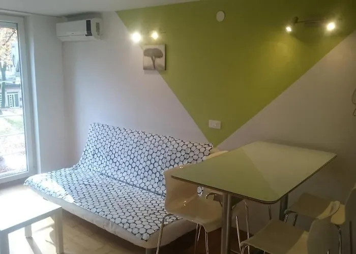 Colorful Center - Parking Available Apartment *